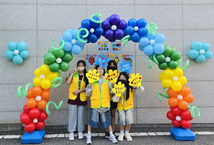 서호초등학교 학교사회복지실 수원愛통통봉사단 학생들의 모습