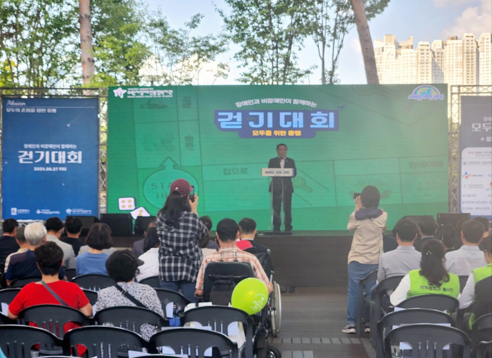 수원특례시의회 이재식 의장이 축사를 하고 있다.