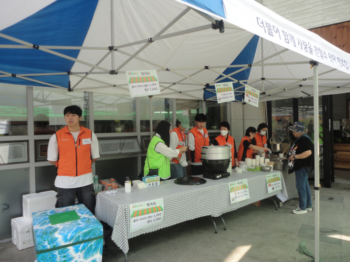 먹거리부스에서 고객에게 줄 순대를 담고있다