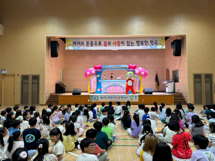 인형극에 등장한 인물들이 모두 나와 학생들 앞에서 인사하고 있다.