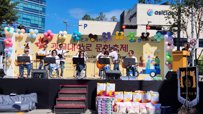 광교마을발전위원회 문석주 회장을 비롯한 주민 동아리 통기타반에서 공연을 펼치고 있다.