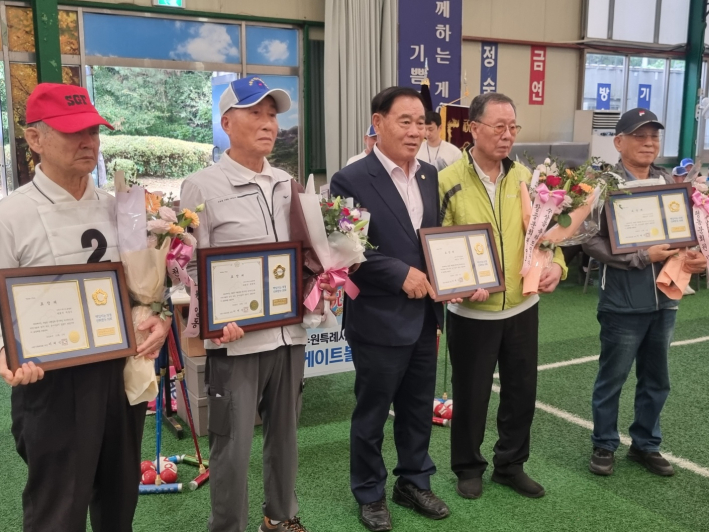 수원시 의회 의장이 4명의 유공자에게 표창패를 수여했다. 