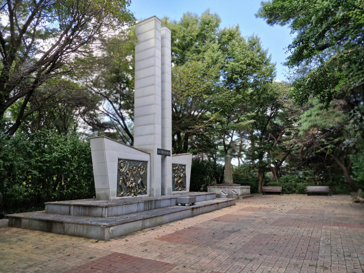 용도로 들어가는 입구에 3·1독립운동 기념탑과 대한민국 독립기념비가 서 있다. 이곳에 있기 전에 수원 경찰서 순사 노구치 비가 서 있던 곳에 있었다. 당시 비를 허물고 독립운동에 헌신한 순국선열들을 위해 기념비를 세웠다.   