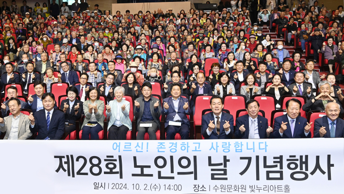 이재준 시장(앞줄 오른쪽 4번째)이 참석자들과 함께하고 있다