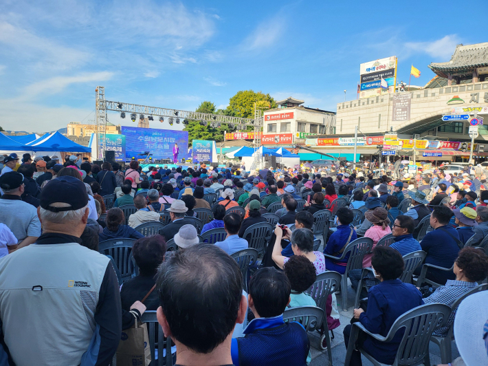 '제26회 수원남문시장 거리축제' 지동교 특설무대에서 펼쳐졌다.