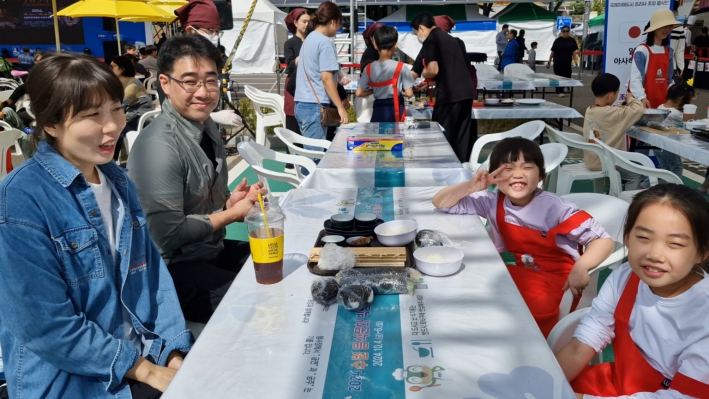 호매실동에서 나온 자매와 엄마 아빠가 환하게 웃고 있다.