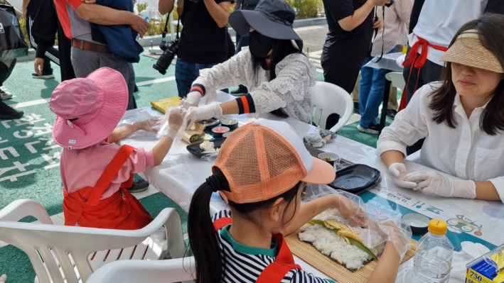 김밥을 열심히 싸고 있다.