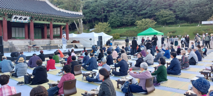 낙남헌에서의 양로연 진행장면. 초대 받은 어른신과 축하 가족 등 200명 정도가 모였다.