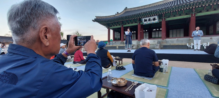 자식이 아버지께 드리는 편지 낭독 장면. 스마트폰으로 촬영하는 분이 낭독자의 아버지이다.