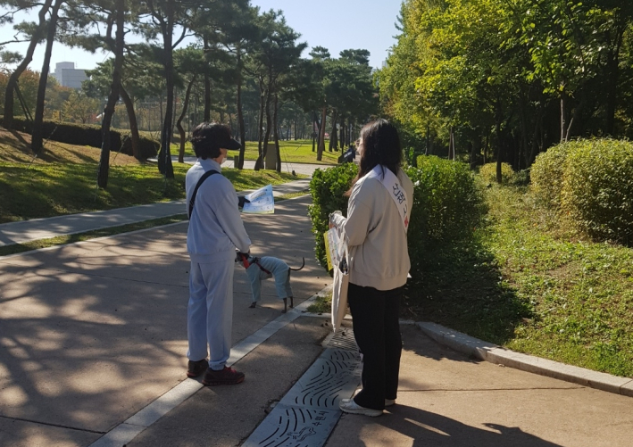 장안구청 산업팀이 반려견 산책로에서 동물등록 등 동물보호법 집중단속 및 펫티켓 홍보를 하고 있다.