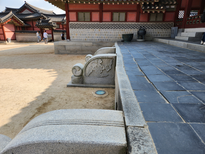 화성행궁 정전인 봉수당, 월대의 수평이 맞지 않고 경계석이 밖으로 밀려나 붕괴 위험이 있다.