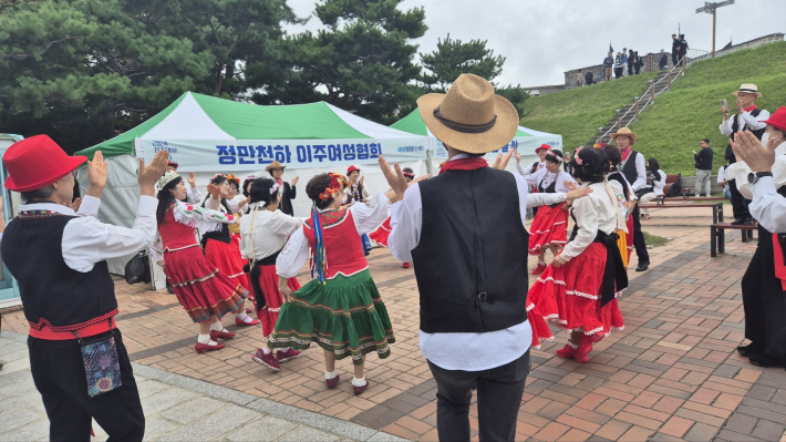 연습에 몰두하고 있는 포즐사 회원들