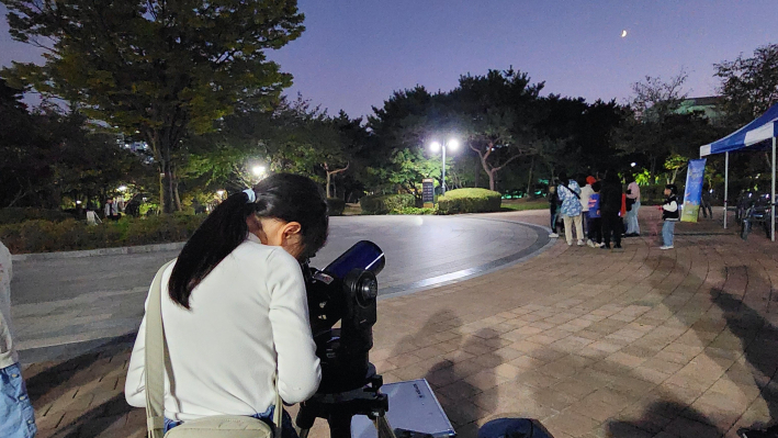 이날 행사에 참여한 어린이가 천체망원경을 통해 달의 모습을 자세히 관찰하고 있다.