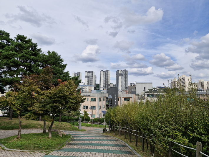 연무동도 고층 아파트가 들어섰다. 동네의 전통과 가치만은 사라지지 않고 다음 세대에게 전달되었으면 하는 바람이다. 