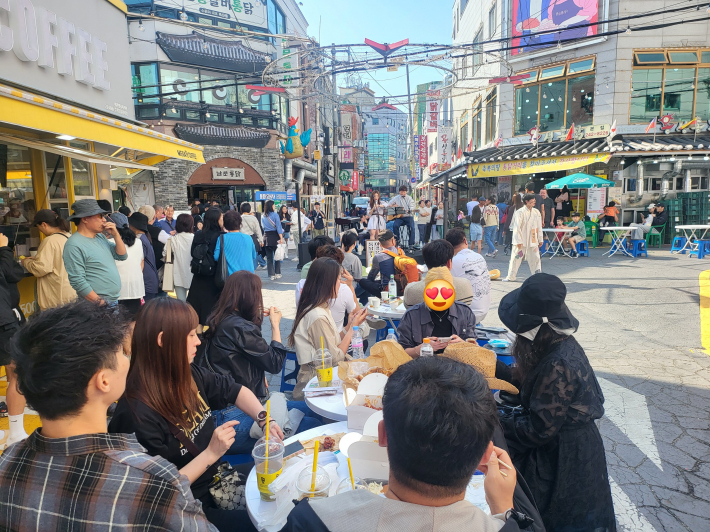 수원통닭거리축제 2일차, 통닭거리 야외에서 고소한 통닭을 먹으며 공연을 관람한 관람객