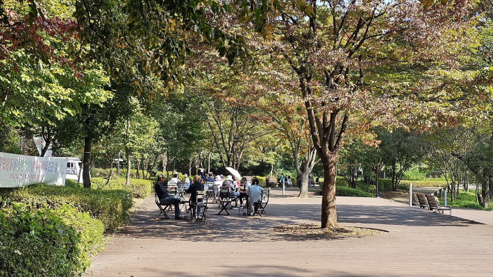 공원은 시민들의 쾌적한 휴식처 