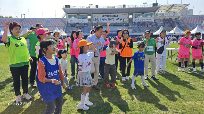 시민과 함께 이재준 수원특례시장이 신발 멀리 벗어 던지기 게임을 하고 있다.