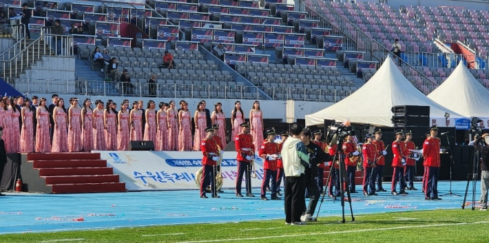 51사단 군악대와 수원시립합창단의 축하공연