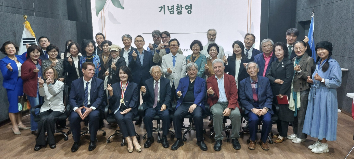 '제6회 2024 수원KS 국제 시(詩) 축제'를 마친 후 참가 시인들이 기념 촬영을 하고 있다.