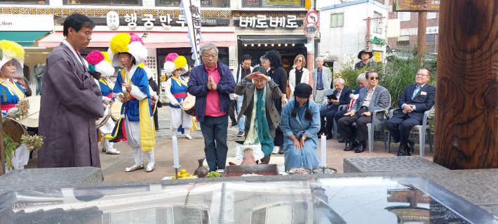 남창동 '한데 우물'에서 제(祭)를 올리는 문학인들 모습