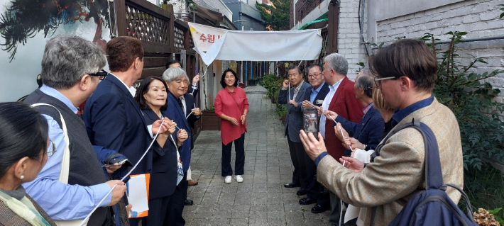 '시(詩) 골목' 제막식 광경. 화성행궁상인회 김명란 회장(가운데 붉은 상의)이 진행했다. 