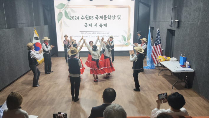 시니어 동아리 '포즐사'는 식전행사로 세계의 포크댄스를 선보였다.(사진=이시랑 시민기자 제공)