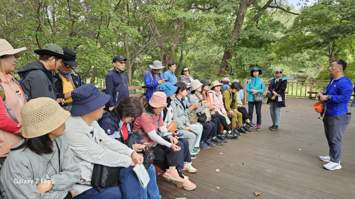 국립광릉수목원 설명을 하고 있는 수원그린트러스트 이득현 이사장