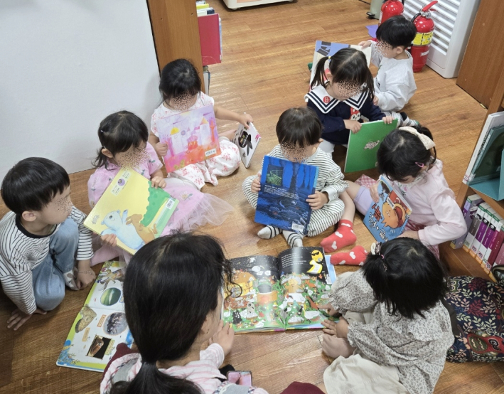 아이들이 책놀이터에서 즐거운 시간을 보내고 있다. 