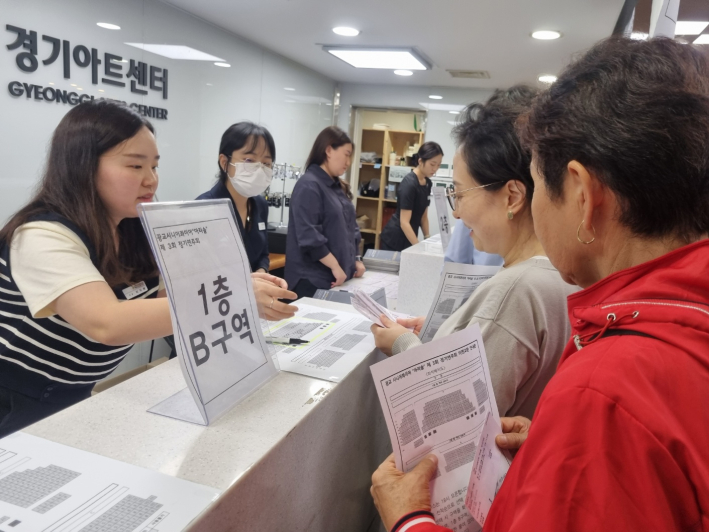 공연시작 전 광교노인복지관 사회복지사들이 봉사하고 있다. 