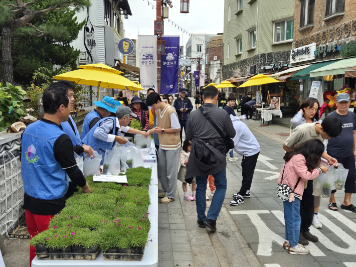 달걀페스타에 모인 시민들. 축제에서 무궁화를 사랑하는 사람들(약칭 무사들)의 화분, 구피 등을 나누어 주고 있다.