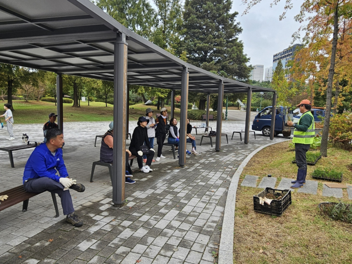 효원공원에서 게릴라가드닝에 참여하고 있는 수원그린트러스트 봉사자들