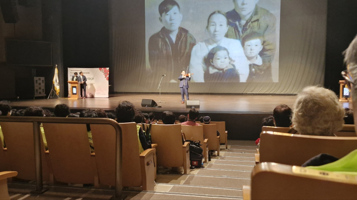 장기영 바이올리니스트의 축하 공연 뒤에 복지관 어르신들의 추억이 묻어 난다.  