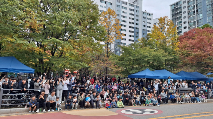  문화축제를 즐기는 많은 시민들