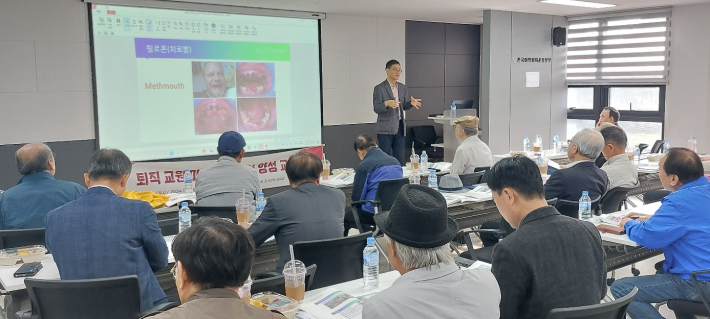 (재)한국마약퇴치운동본부 경기지부에서의 '퇴직 교원 마약예방 강사 양성 교육' 장면  