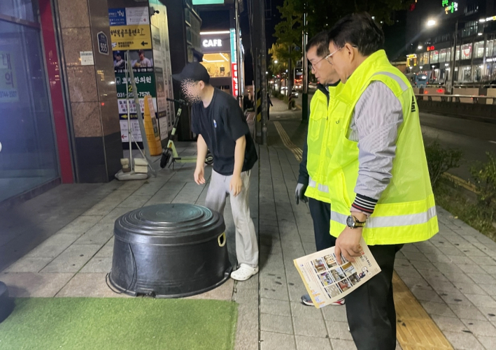 장안구에서 불법광고물을 단속하고 있다.