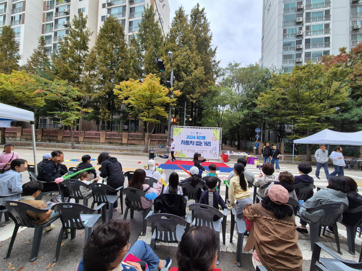 시민들이 「자동차 없는 날」행사에 참여하고 있다.