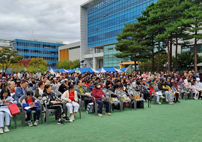 가을빛 조이 축제 공연을 보기 위해 모인 사람들