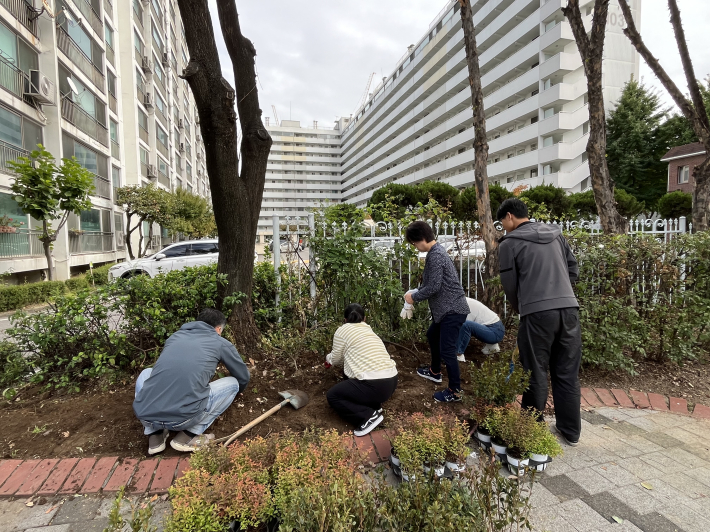 세류3동에서 손바닥정원을 조성하고 있다. 