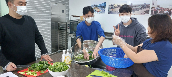 임수진 강사가 교육생들에게 무채썰기 굵기를 보여 주고 있다.