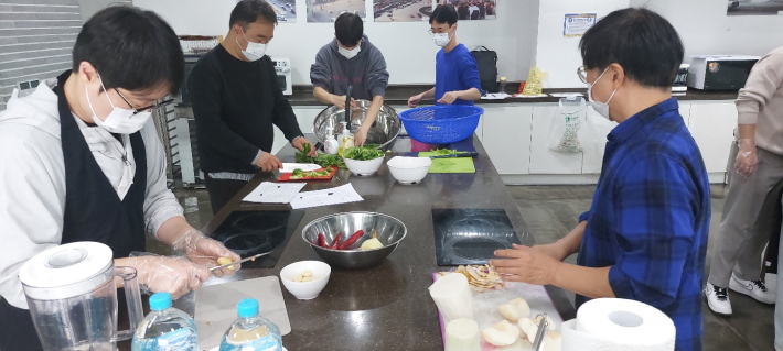 교육생들은 역할을 분담해 실습에 들어갔다. 