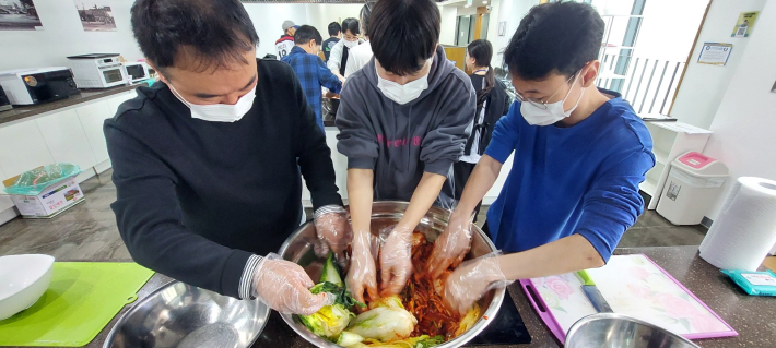 배추 속 넣기 작업 장면