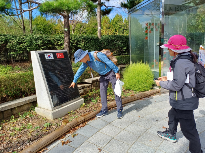 '앙카라학교 공원'에 설치된 비석을 보는 모습