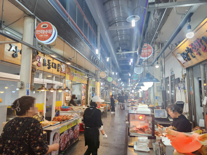 수원 팔달문에 통닭거리가 있다면, 이 곳 권선시장에는 족발골목이 있다. 다양한 족발집. 사진에 찍힌 상점  말고도 더 있다.