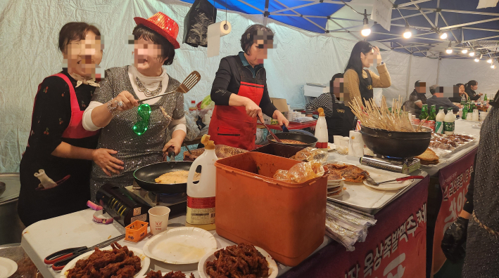 흥겨운 축제에 음식을 조리해서 판매하는 사람도 신이 난다.