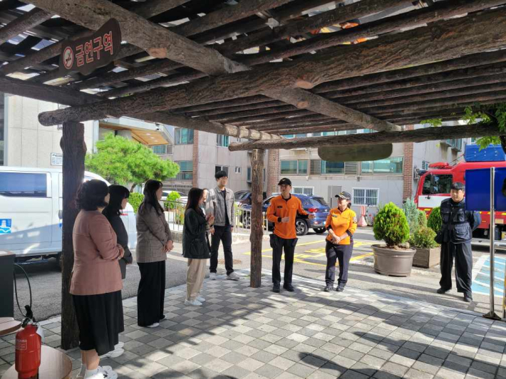 송죽동 행정복지센터에서 정자119안전센터의 소방교육을 진행하고 있다.