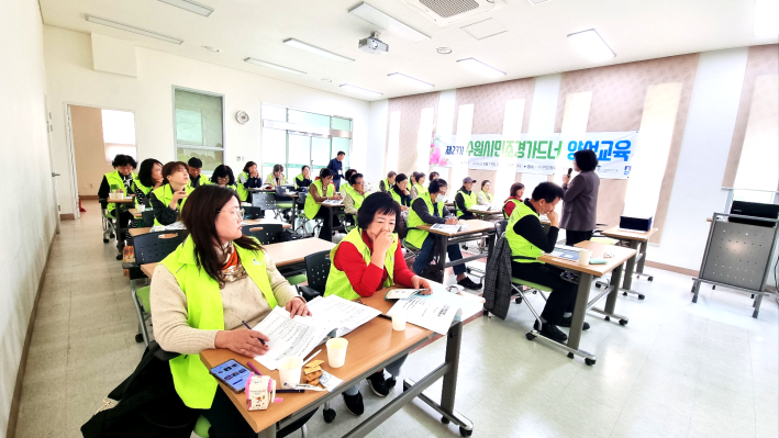 도시숲생태교육장에서 자원봉사에 관한 마지막 강의를 듣고 있는 모습이다.