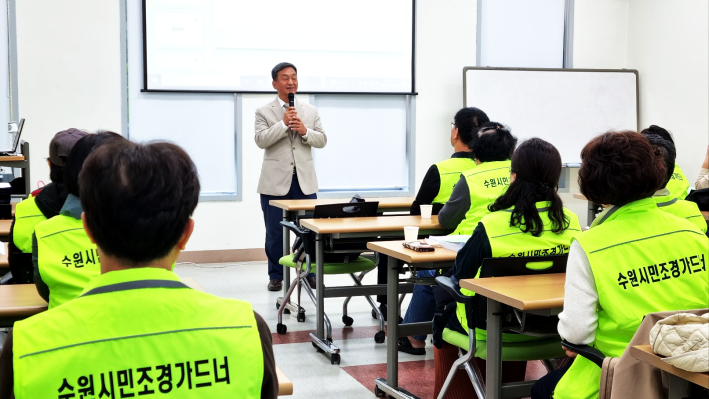 수료생에게 인사말을 하고 있는 (재)수원그린트러스트 이사장 이득현의 모습이다.