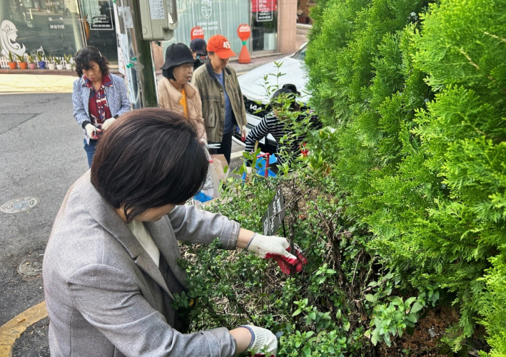 수원시 장안구 정자2동은 지난 23일, 주민들로 구성된 '손바닥정원 지킴이'와 함께 관내 손바닥정원 7개소에 대한 유지관리 활동을 진행했다.