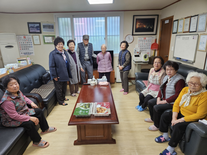 수곡경로당 어르신들께 만두를 전달함