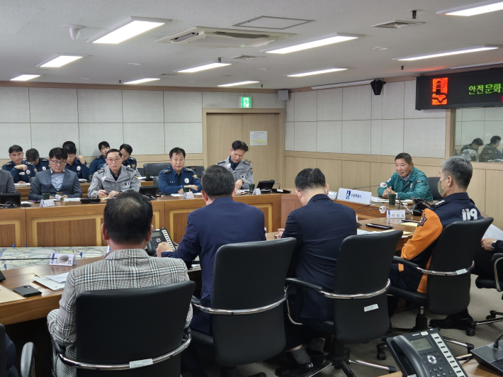 수원시 안전문화운동추진협의회와 지역치안협의회가 정기회의를 열고 있다.